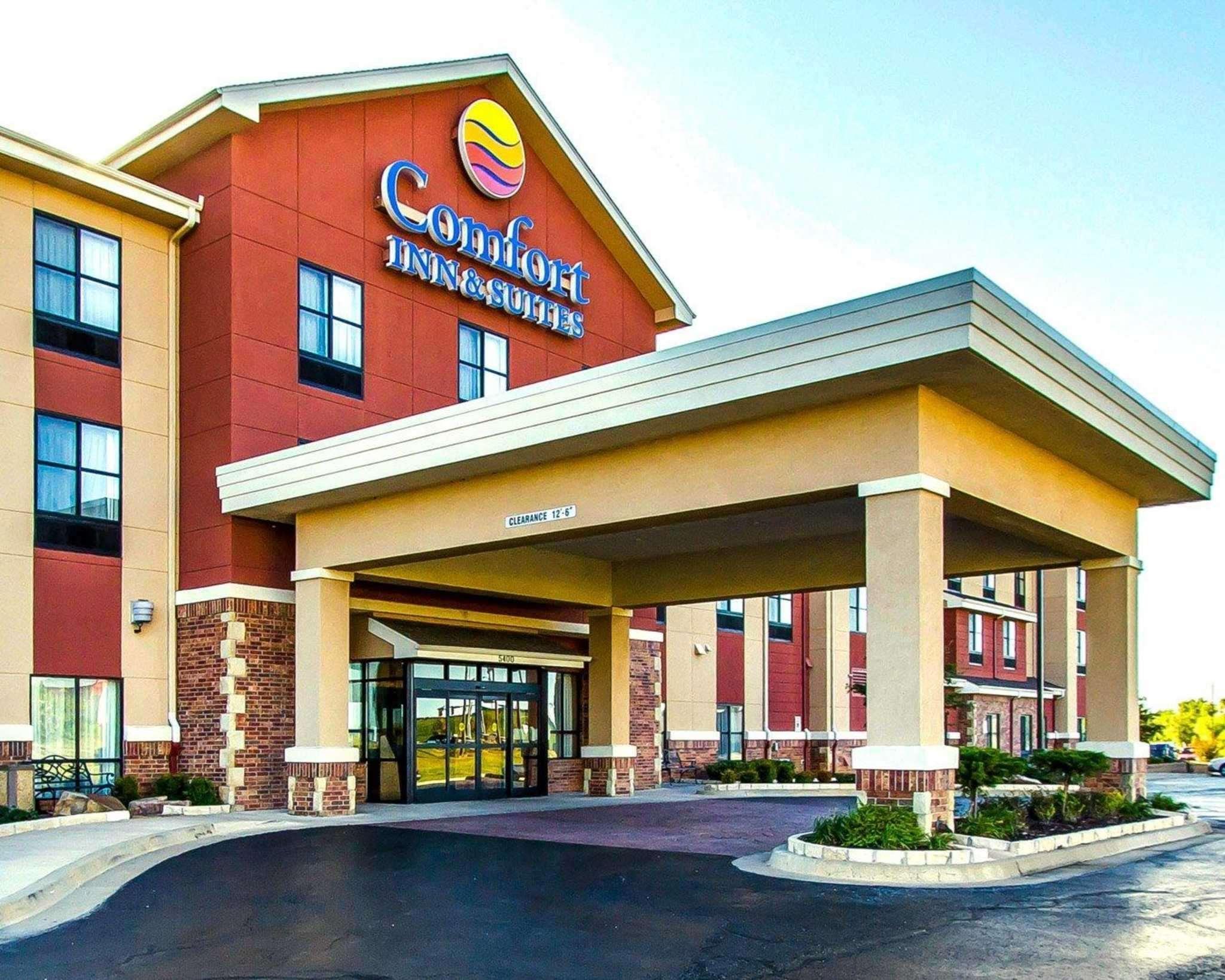Comfort Inn & Suites Shawnee North Near I-40 Exterior photo