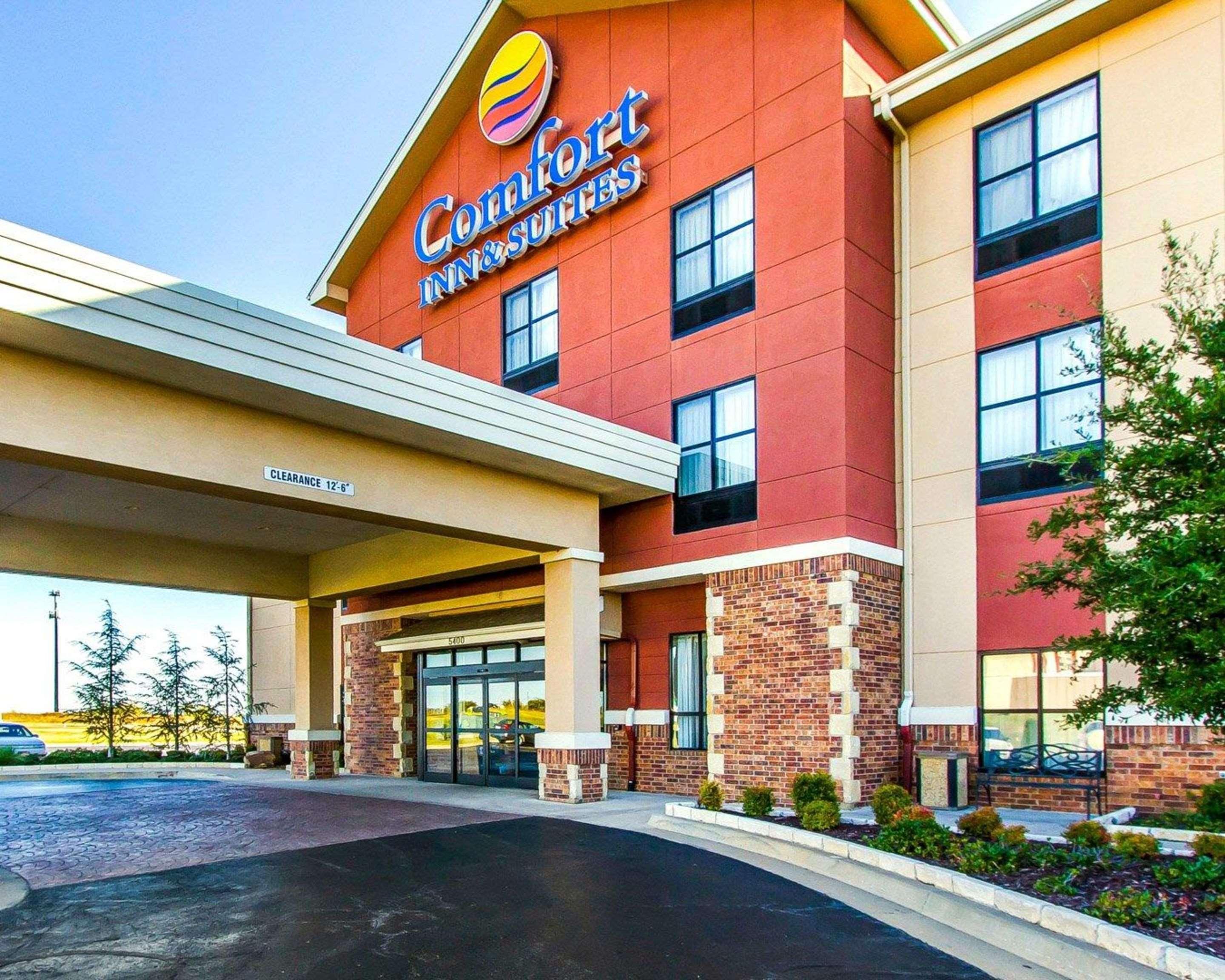 Comfort Inn & Suites Shawnee North Near I-40 Exterior photo